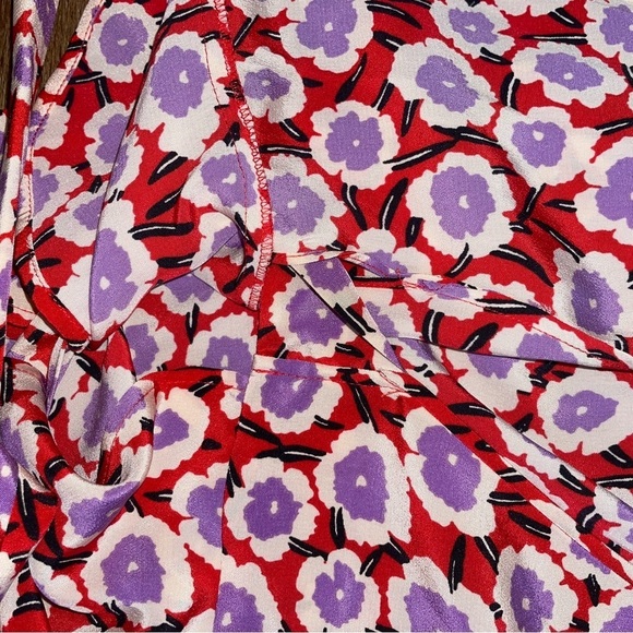 Diane Von Furstenberg 100% Silk Alexia Red and Purple Floral Wrap Top Size 8 - Picture 6 of 8